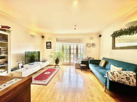Hampton Close, New Southgate, London N11, Image 5