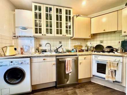 Hampton Close, New Southgate, London N11, Image 7