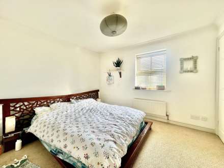Hampton Close, New Southgate, London N11, Image 8