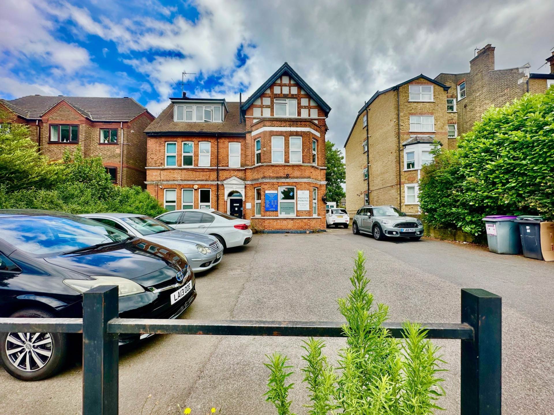 Colney Hatch Lane, Muswell Hill, London N10, Image 1