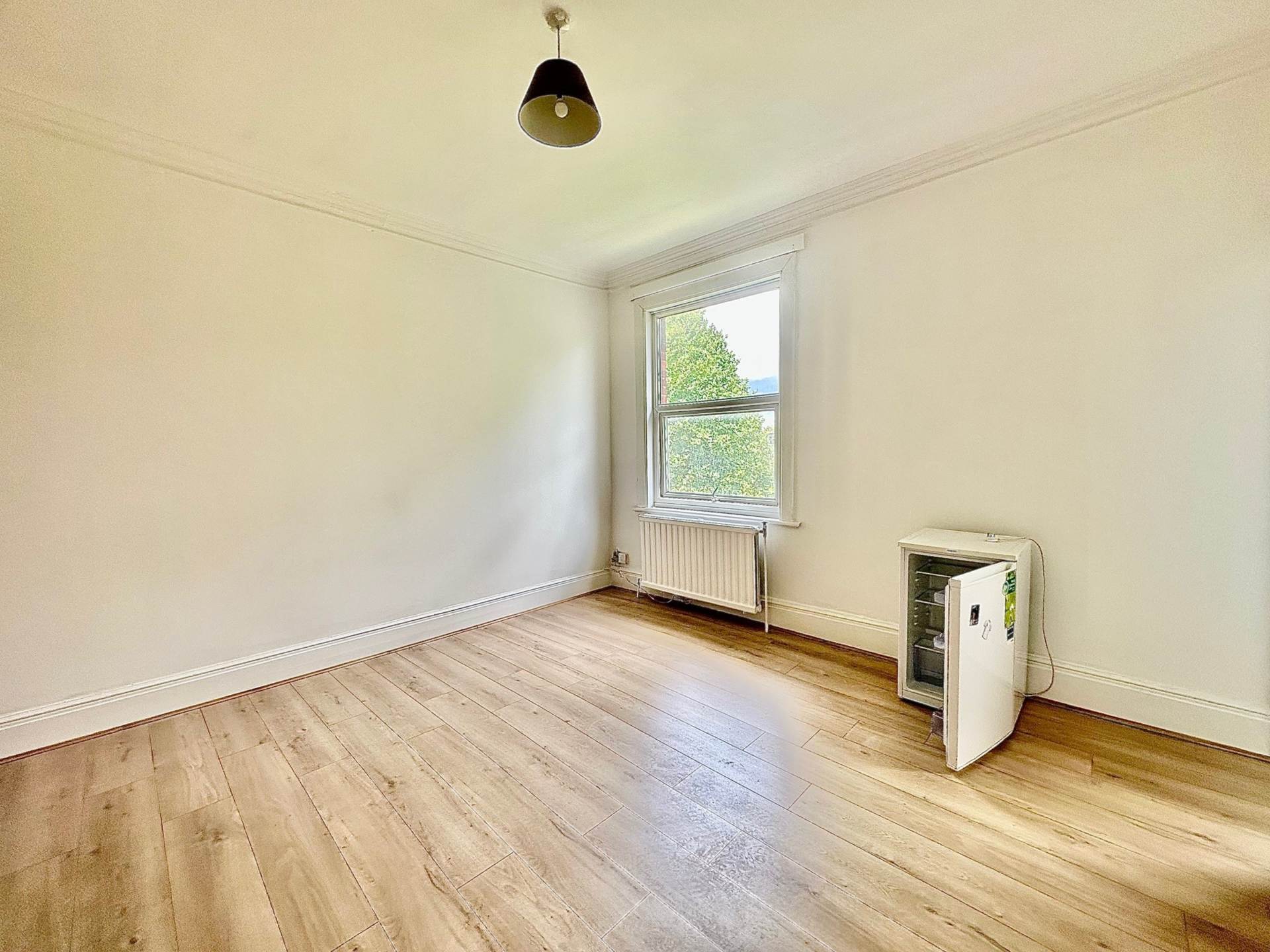 Colney Hatch Lane, Muswell Hill, London N10, Image 4