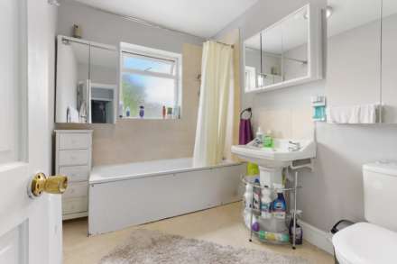 Woodleigh Avenue, London, Image 10
