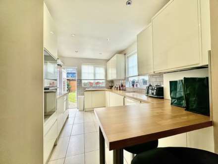 High Street, Southgate, London N14, Image 7