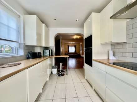 High Street, Southgate, London N14, Image 9