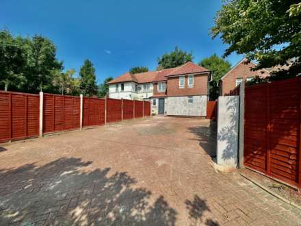 Coppetts Close, North Finchley, London N12, Image 1