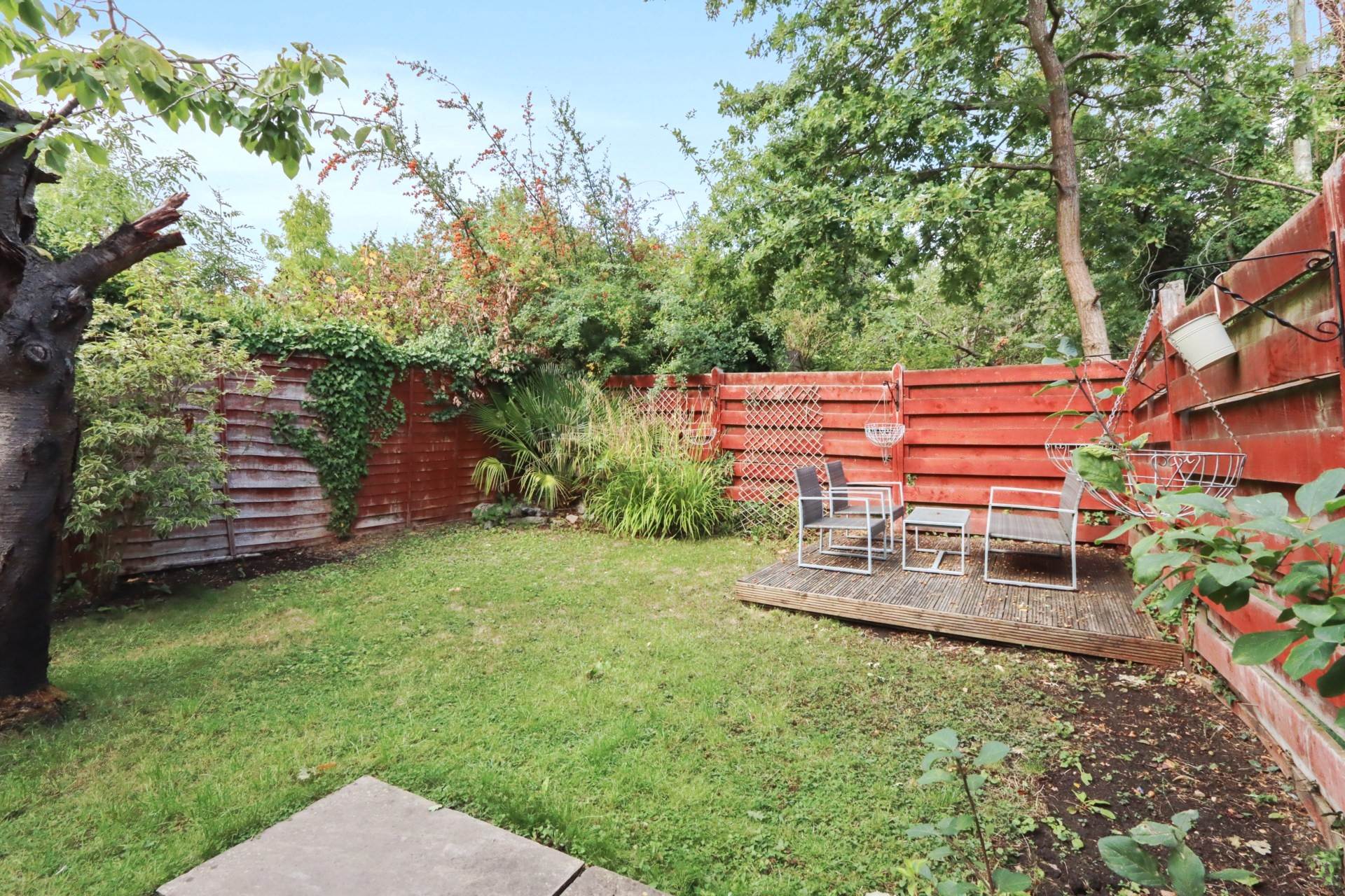 Hale Lane, London, Image 2