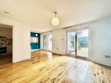 Marshalls Close, New Southgate, London N11, Image 2