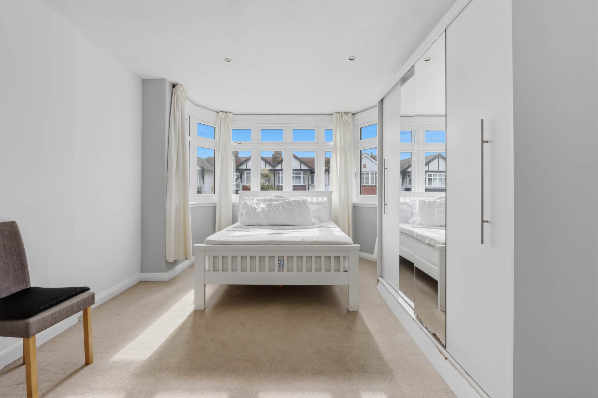 Empire Avenue, London, Image 6