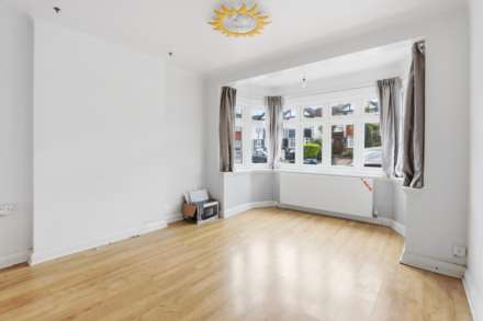 Empire Avenue, London, Image 3