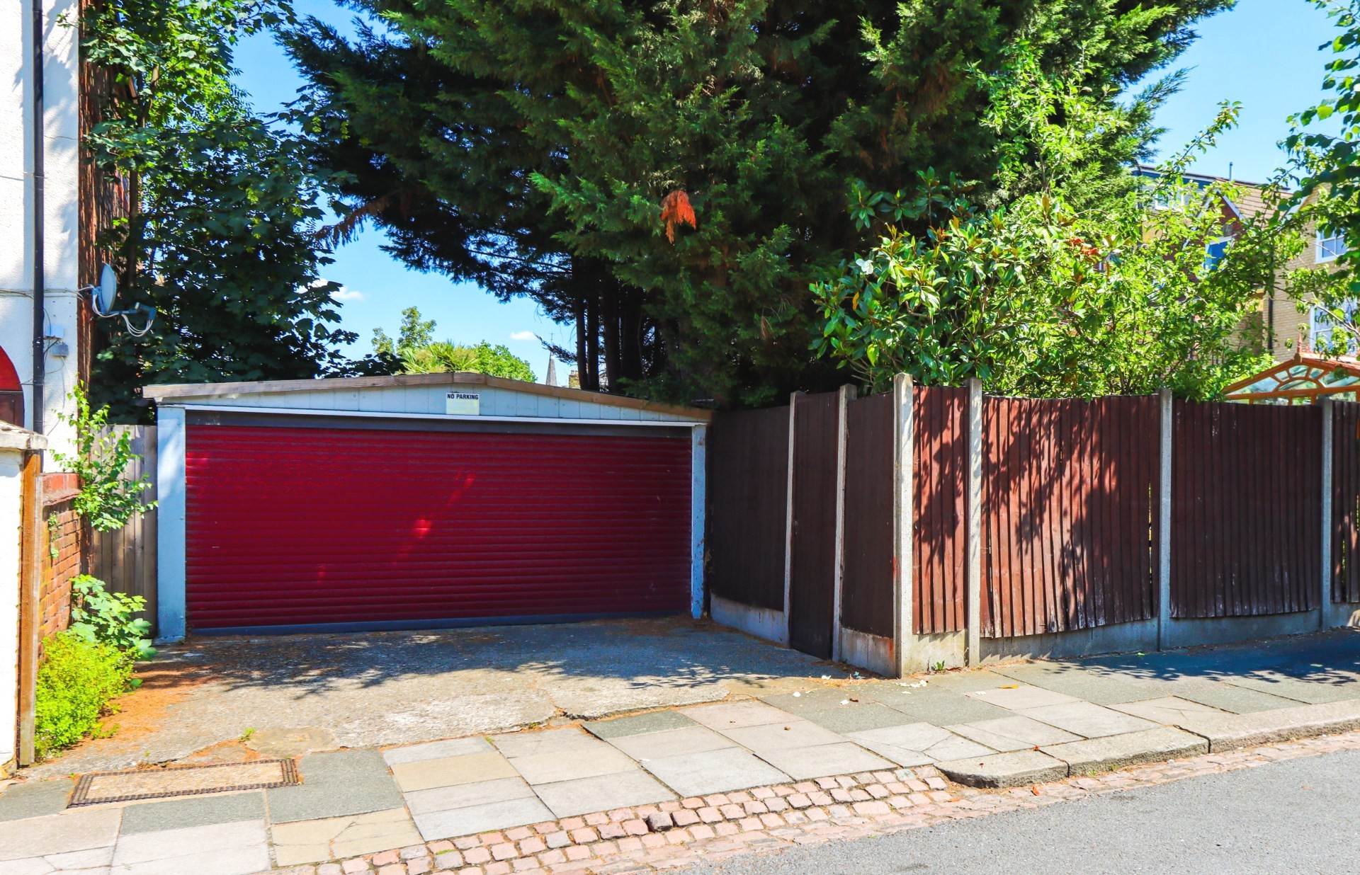 Friern Barnet Road, London, Image 16