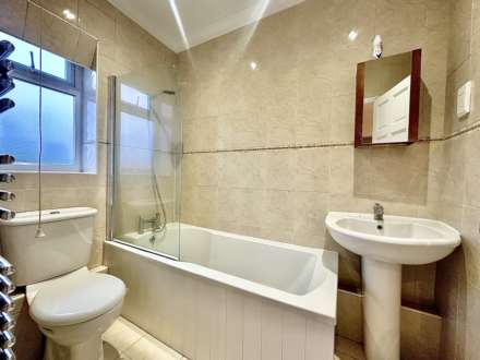 Chislehurst Avenue, London N12, Image 9