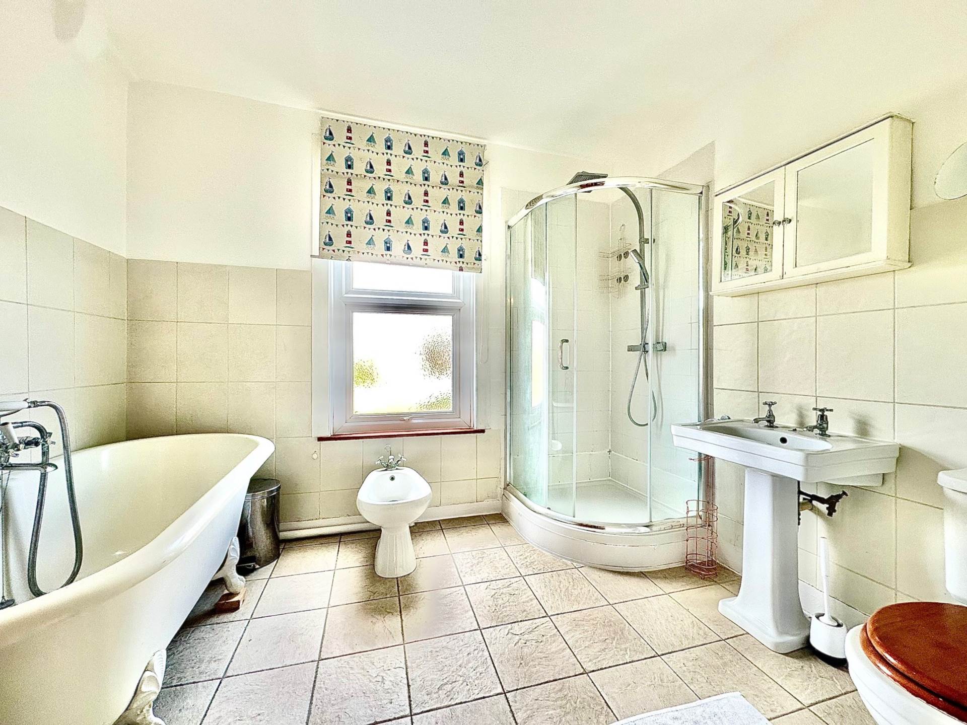 Friern Barnet Road, New Southgate, London N11, Image 4