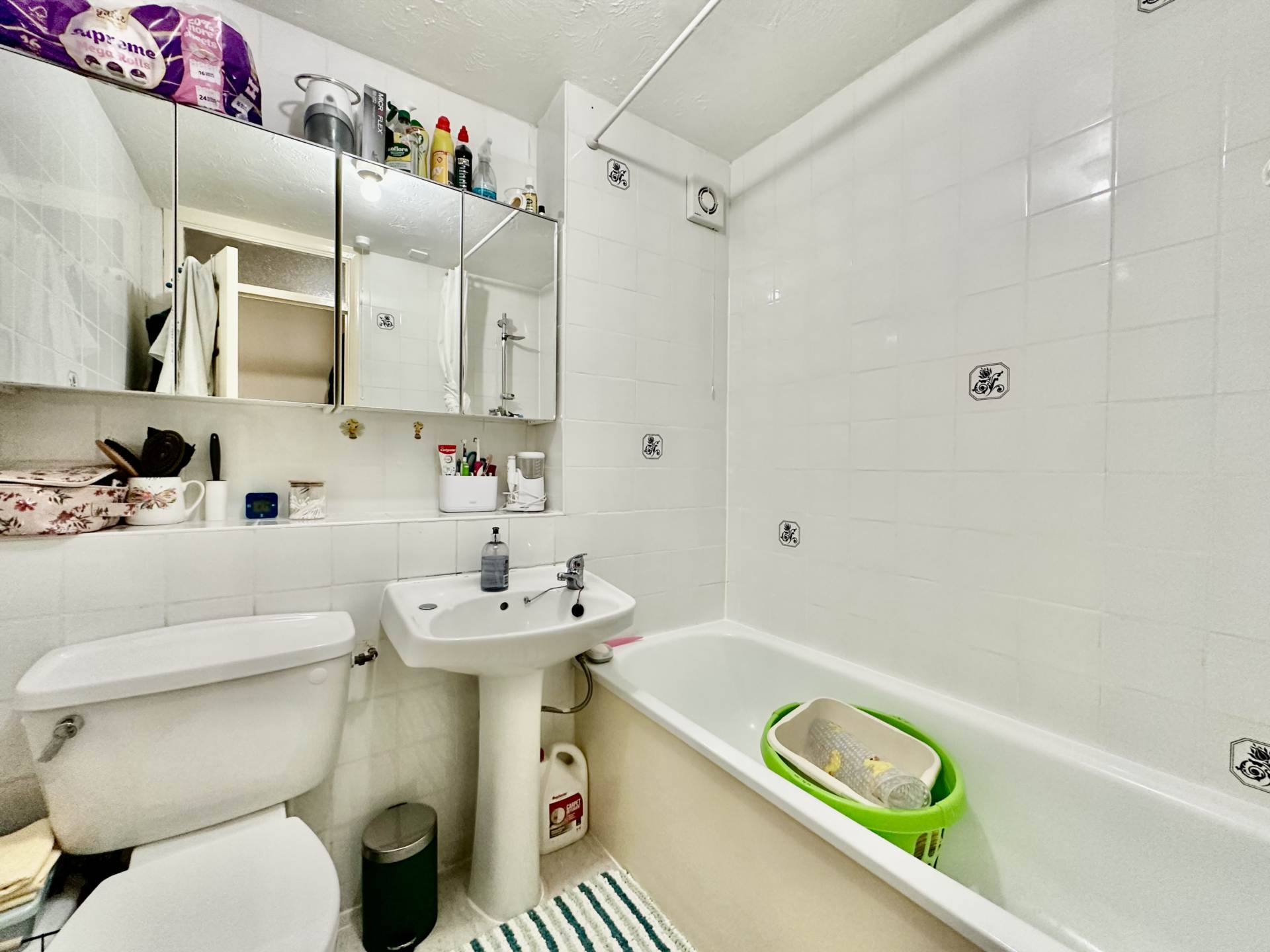 Greenway Close, London N11, Image 4