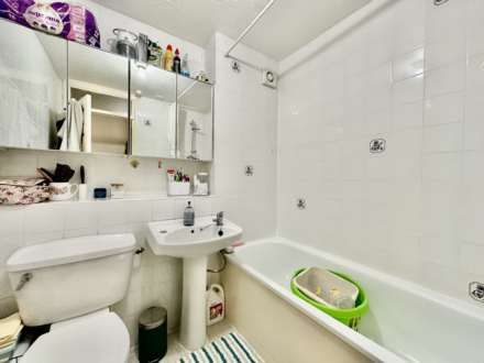 Greenway Close, London N11, Image 4