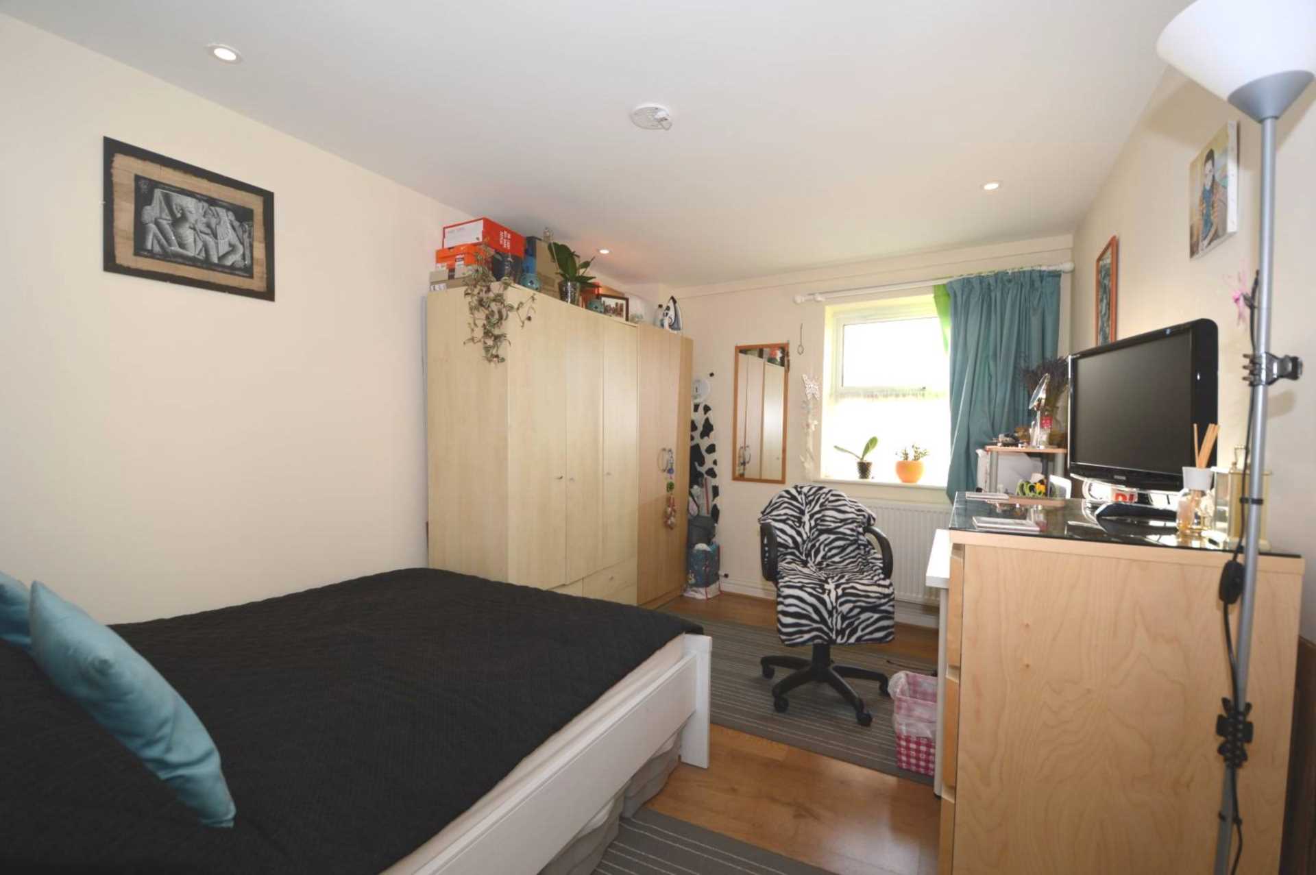 High Road, North Finchley, London N12, Image 4