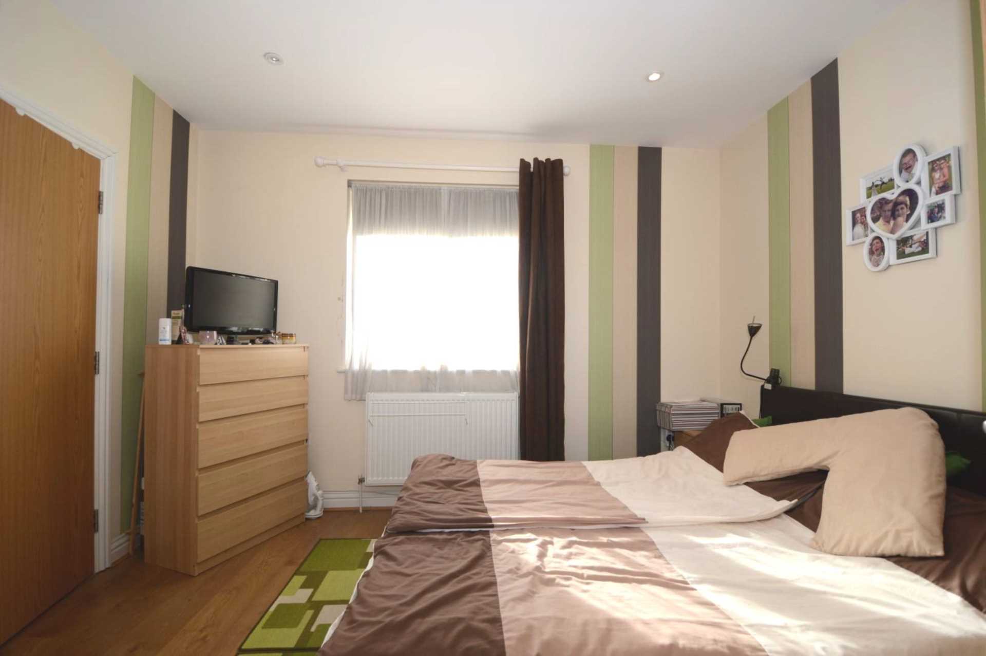 High Road, North Finchley, London N12, Image 5
