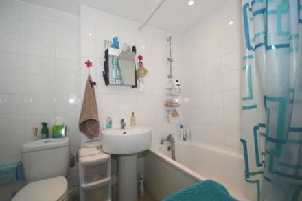 High Road, North Finchley, London N12, Image 3
