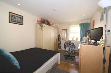 High Road, North Finchley, London N12, Image 4