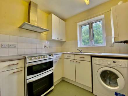 Amber Grove, Cricklewood, London NW2, Image 4