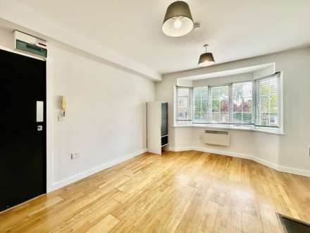 Flat, Oakleigh Crescent, Whetstone, London N20