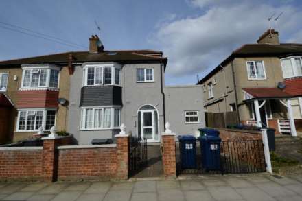 Oakleigh Crescent, Whetstone, London N20, Image 1