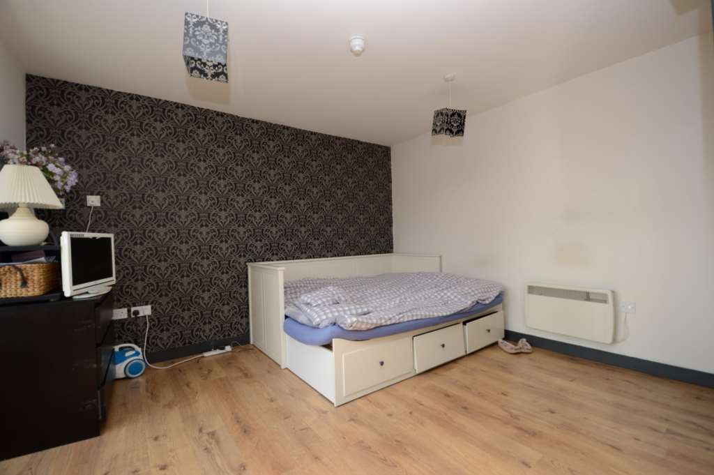 Oakleigh Crescent, Whetstone, London N20, Image 4