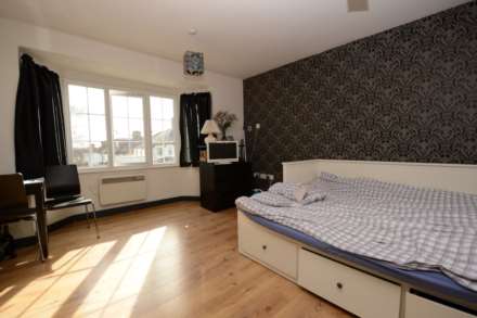 Oakleigh Crescent, Whetstone, London N20, Image 2