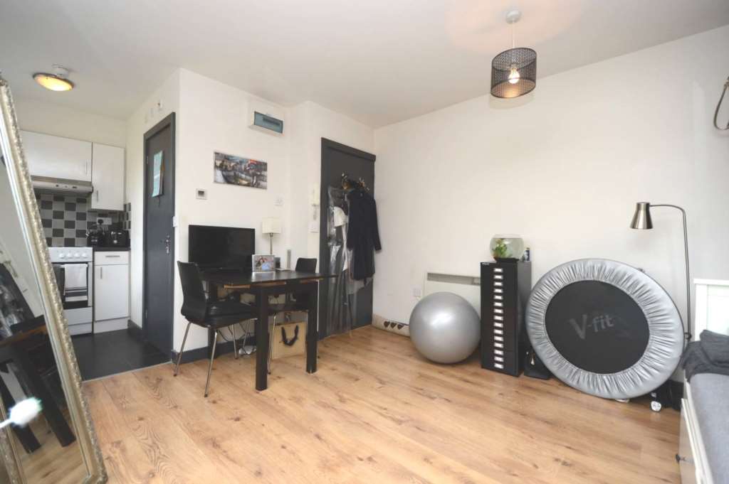 Oakleigh Crescent, Whetstone, London N20, Image 2