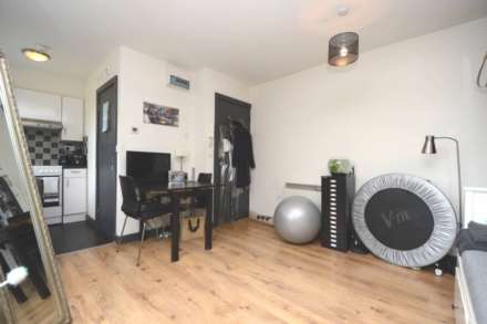 Oakleigh Crescent, Whetstone, London N20, Image 2