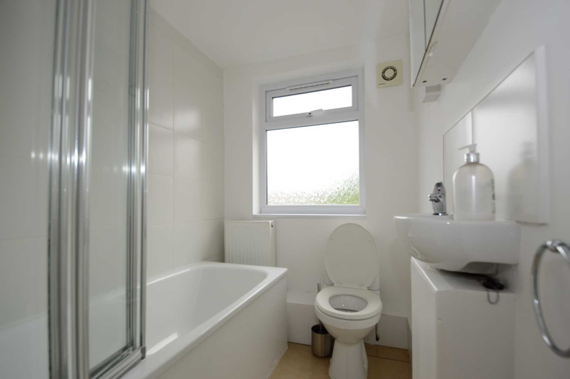 Oakleigh Road North, Whetstone, London N20, Image 8