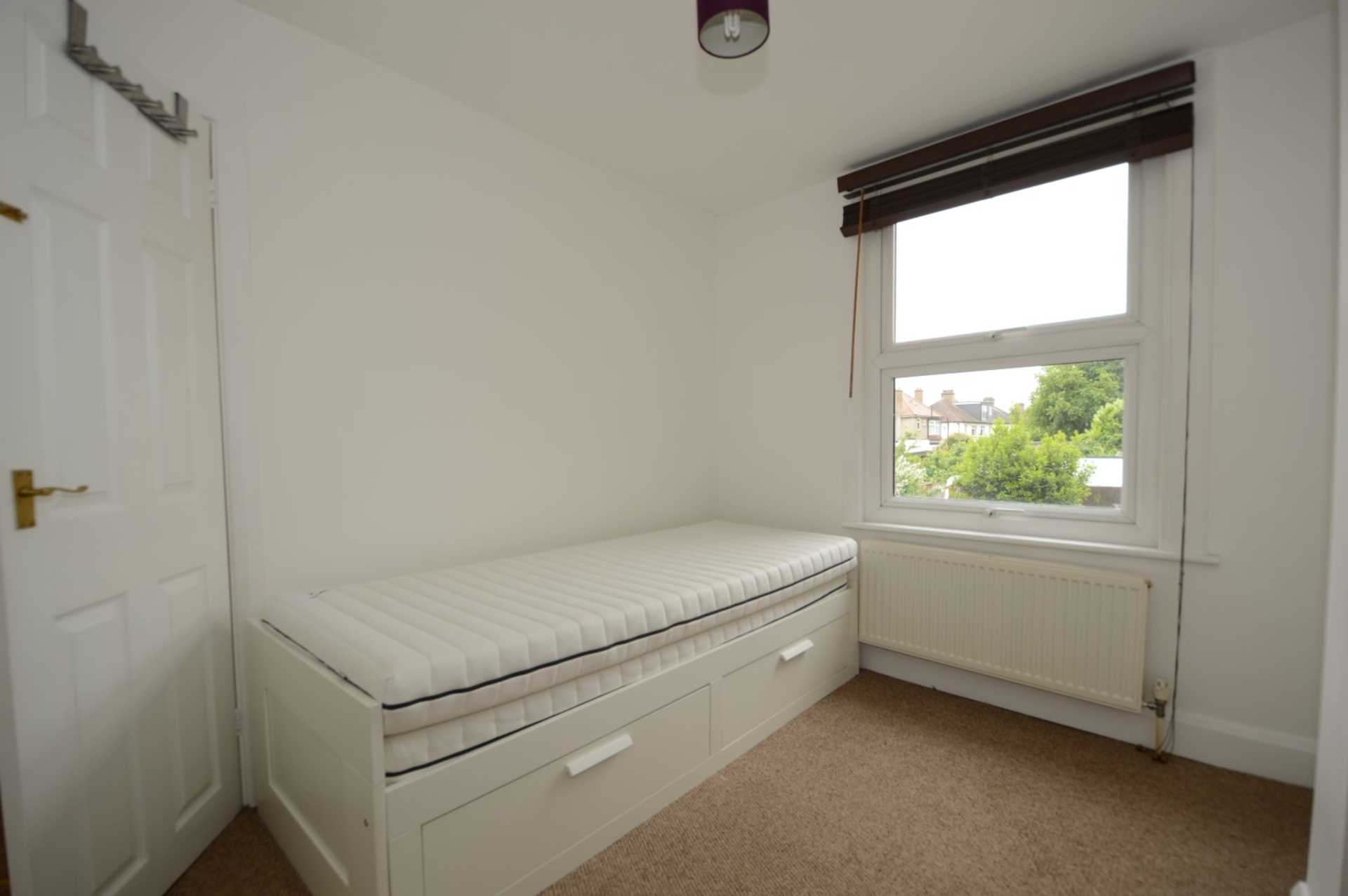 Oakleigh Road North, Whetstone, London N20, Image 9