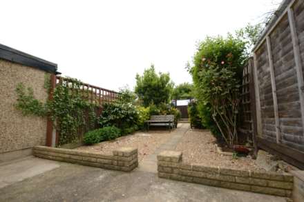 Oakleigh Road North, Whetstone, London N20, Image 10