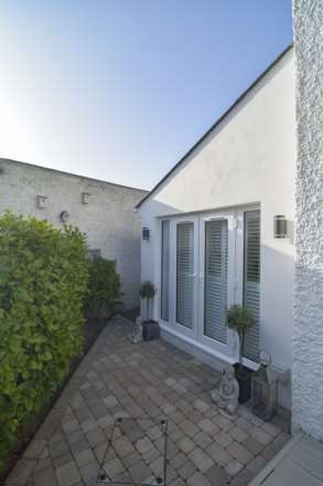 2/3 Bedroom property in St Clements, Image 5