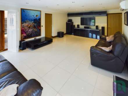Ashford Crescent, Grange Farm, Image 8