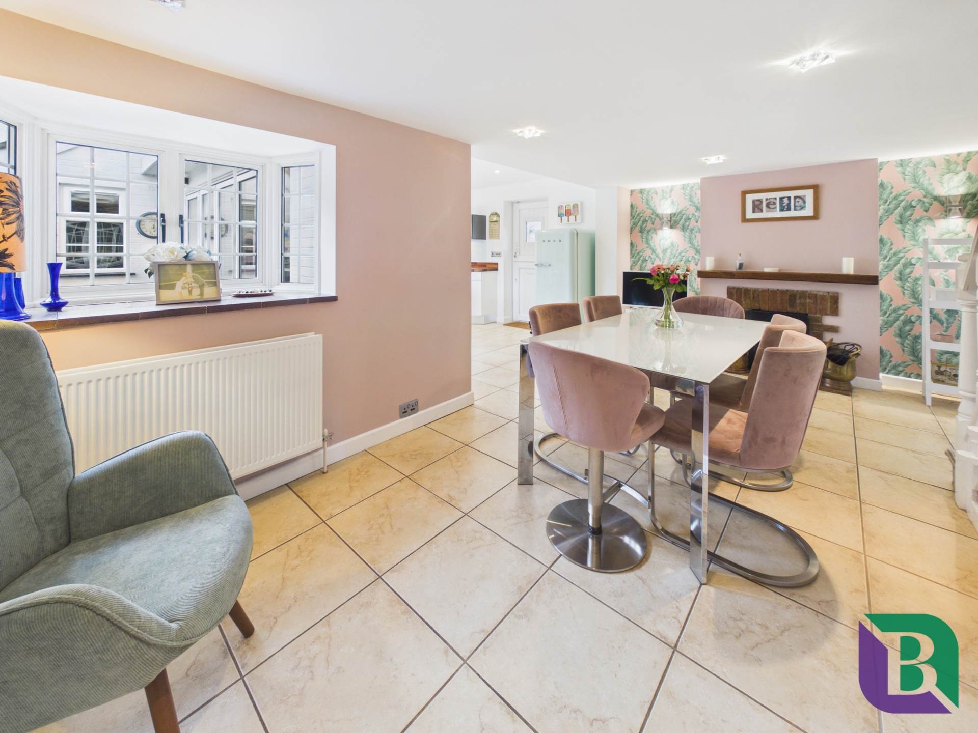 Whitecrest   Narrow Path, Aspley Heath, Image 10