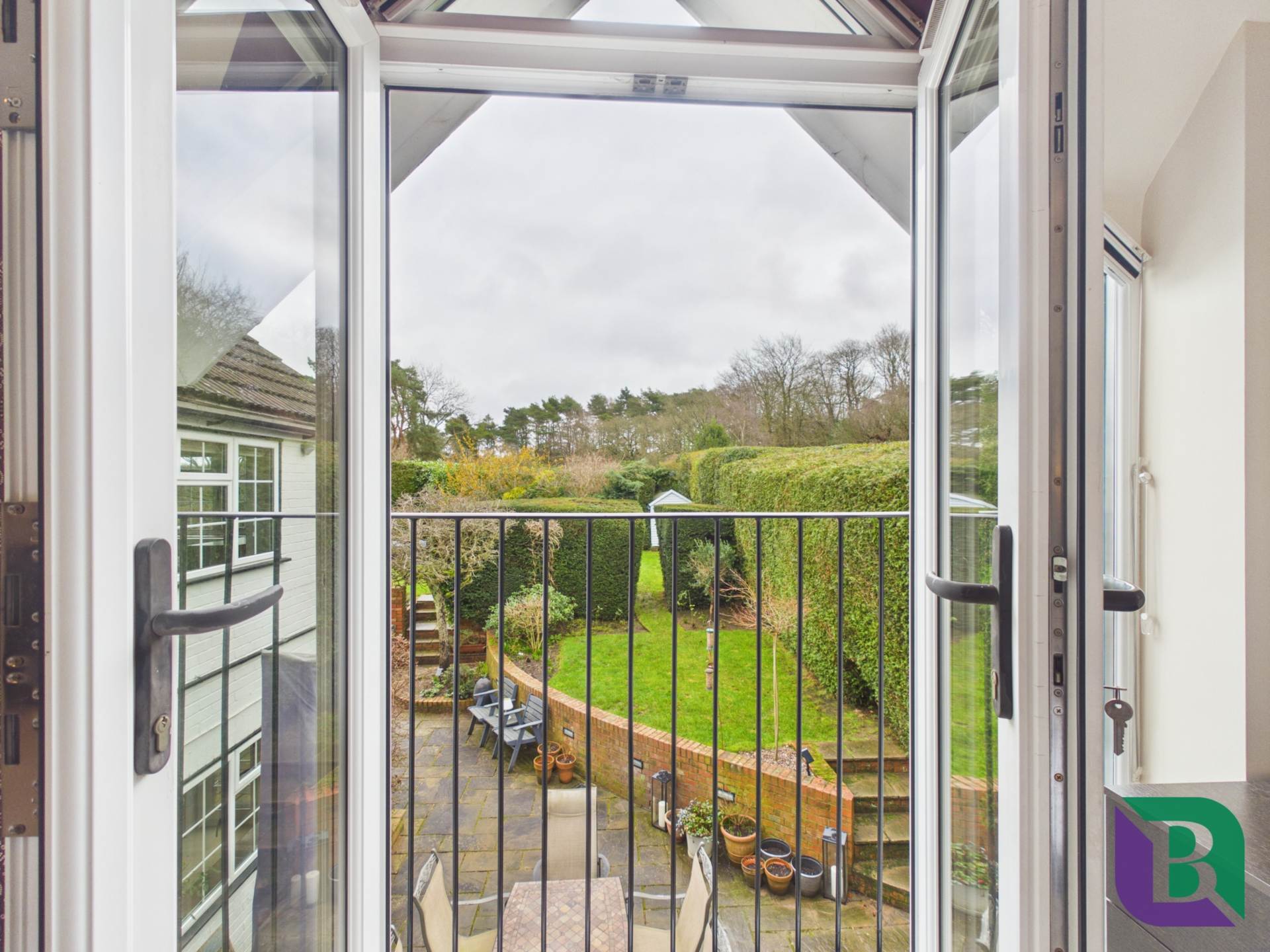 Whitecrest   Narrow Path, Aspley Heath, Image 16