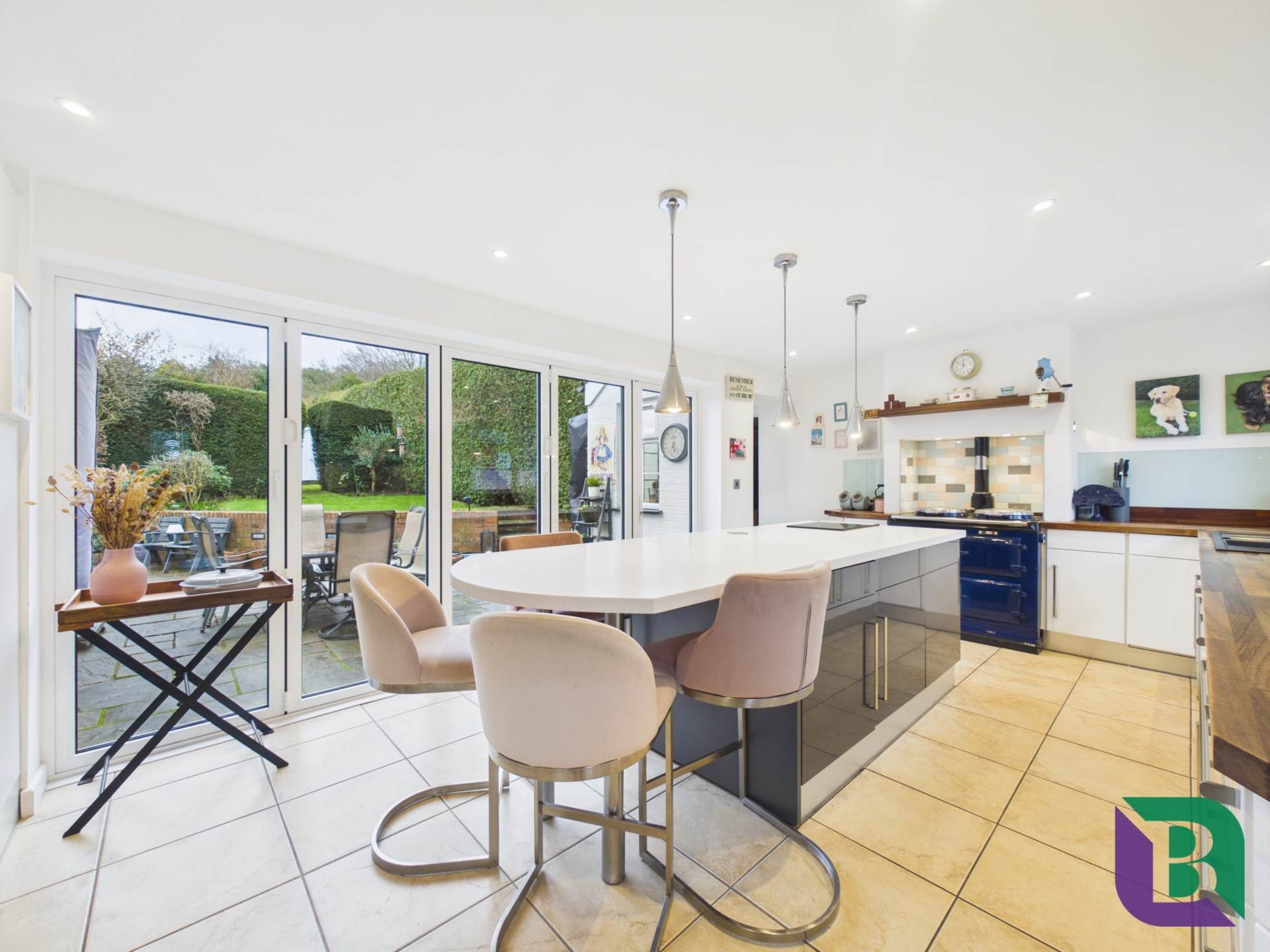 Whitecrest   Narrow Path, Aspley Heath, Image 2