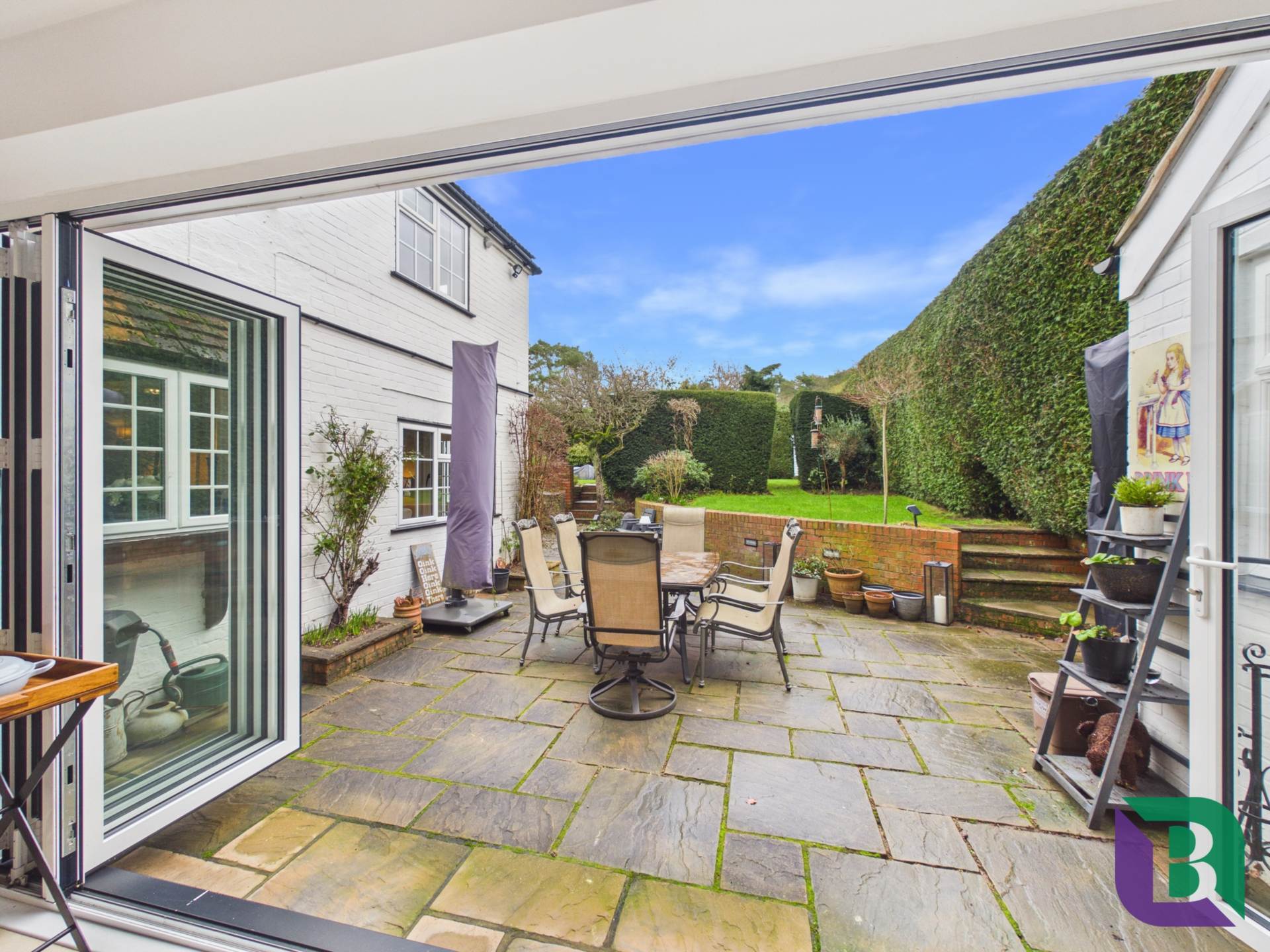 Whitecrest   Narrow Path, Aspley Heath, Image 23