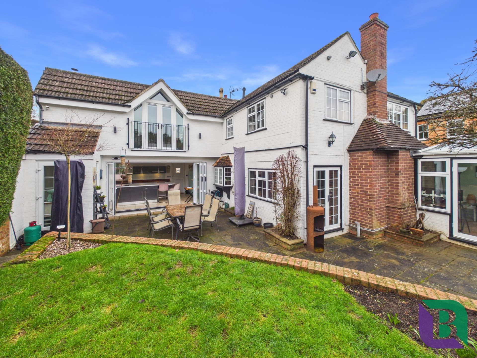 Whitecrest   Narrow Path, Aspley Heath, Image 25