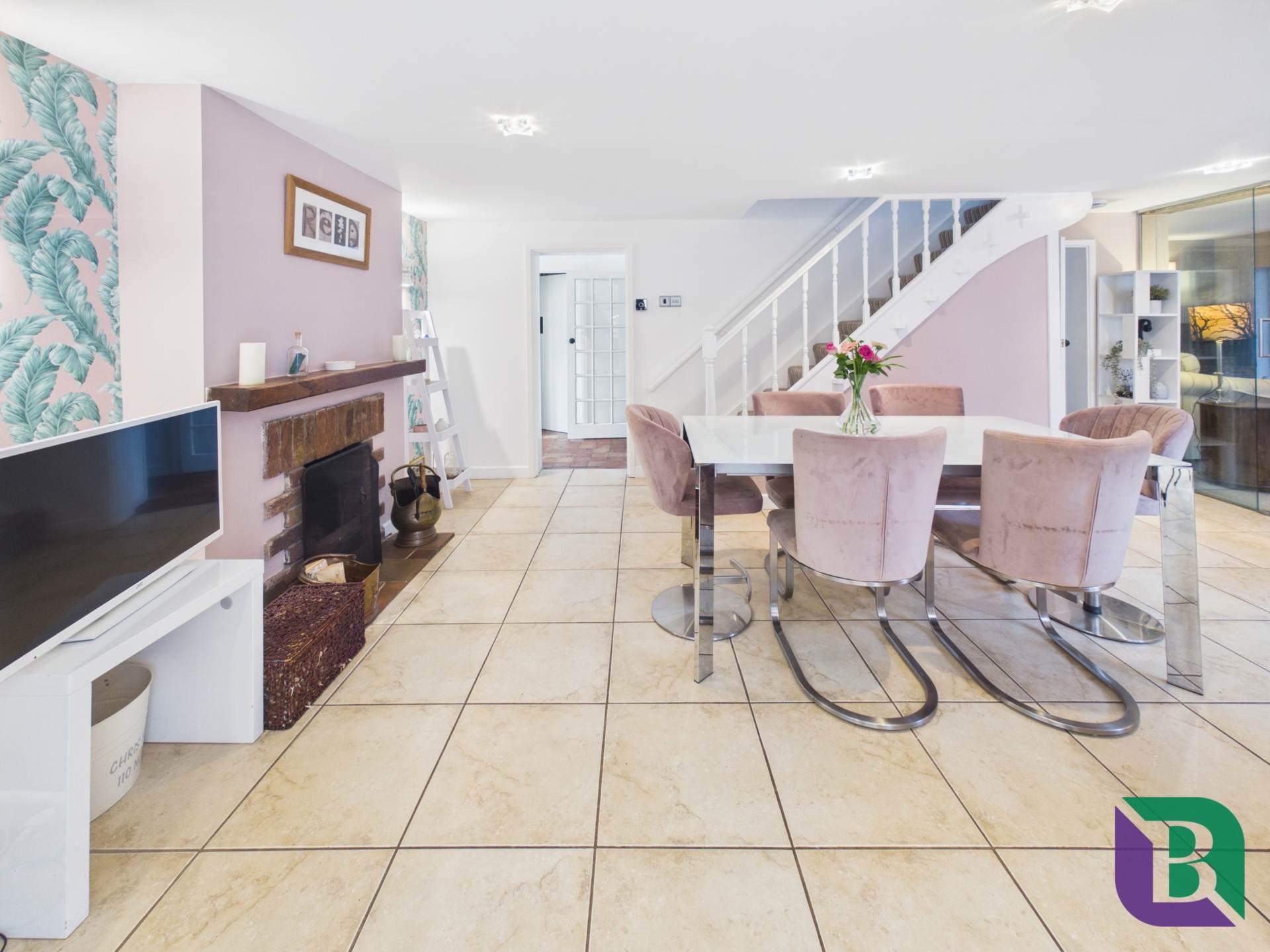 Whitecrest   Narrow Path, Aspley Heath, Image 3