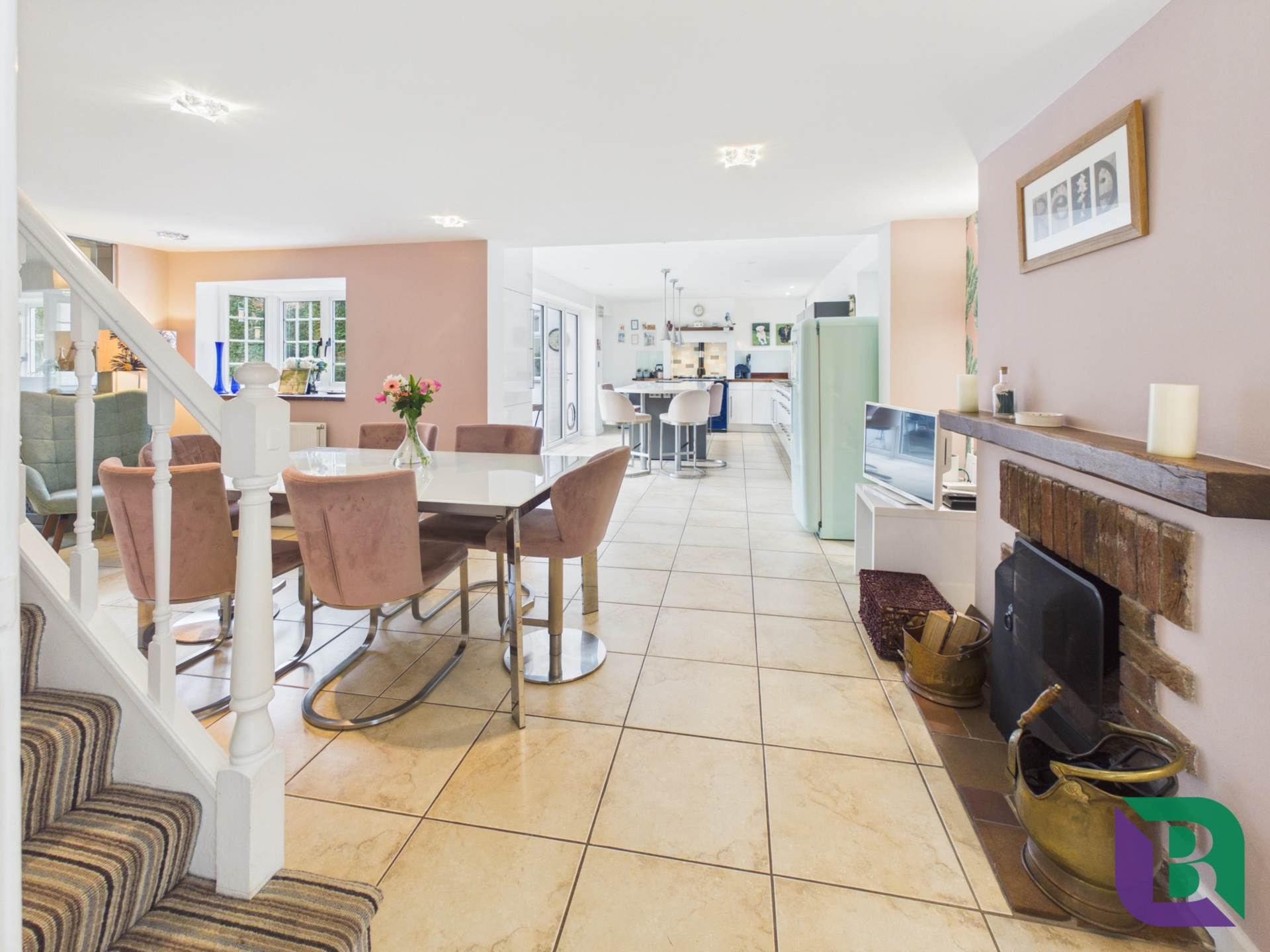 Whitecrest   Narrow Path, Aspley Heath, Image 7