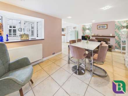 Whitecrest   Narrow Path, Aspley Heath, Image 10