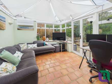 Whitecrest   Narrow Path, Aspley Heath, Image 11