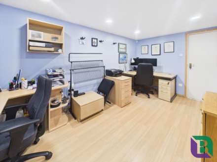 Whitecrest   Narrow Path, Aspley Heath, Image 12