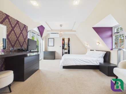 Whitecrest   Narrow Path, Aspley Heath, Image 15