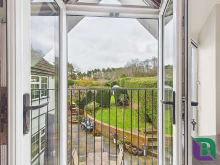 Whitecrest   Narrow Path, Aspley Heath, Image 16