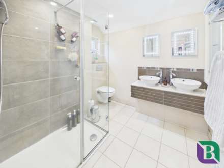 Whitecrest   Narrow Path, Aspley Heath, Image 18