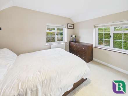 Whitecrest   Narrow Path, Aspley Heath, Image 20