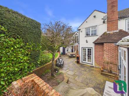 Whitecrest   Narrow Path, Aspley Heath, Image 24