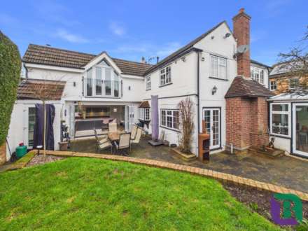 Whitecrest   Narrow Path, Aspley Heath, Image 25